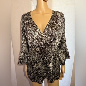 Sere Nade black & white patterned V neck blouse. Sz. L